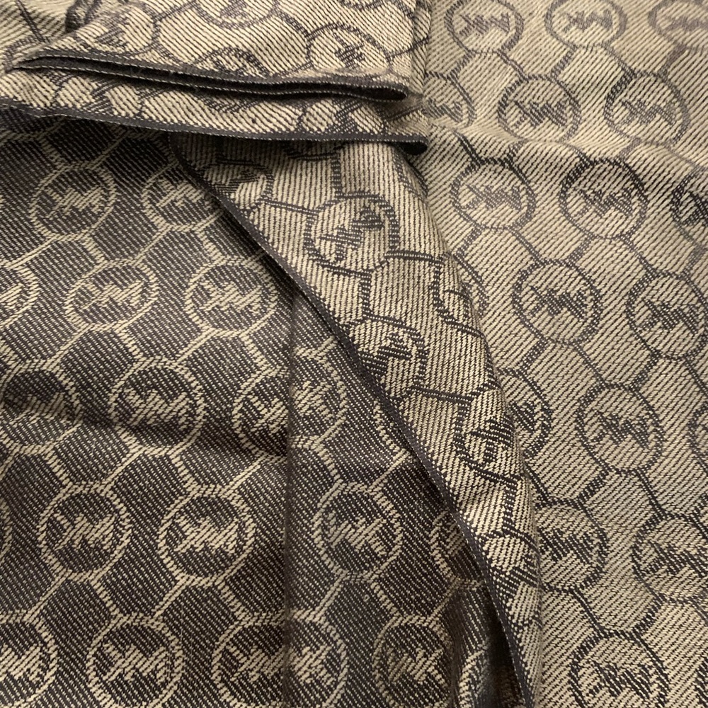Michael kors scarf . Like new. Authentic.
